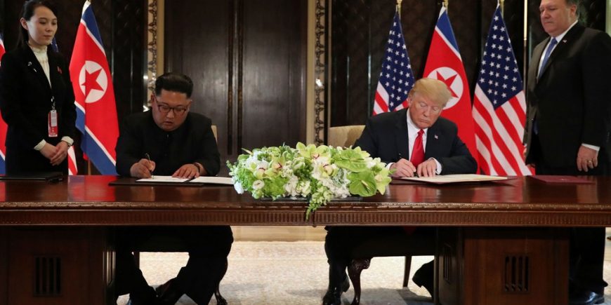 Donald Trump e Kim-Jong-un em encontro histórico assinam acordo de cooperação.